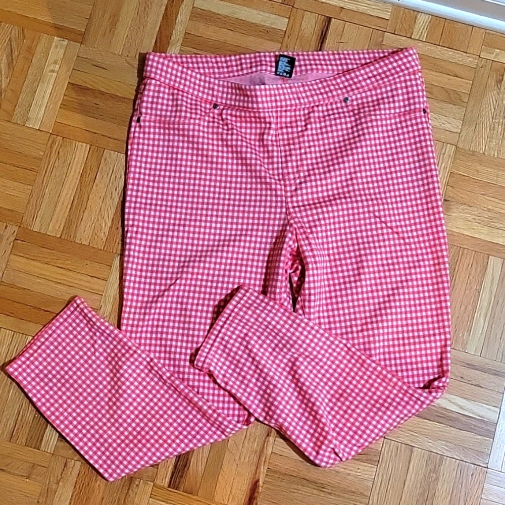 HUE coral and white check ankle length leggings.